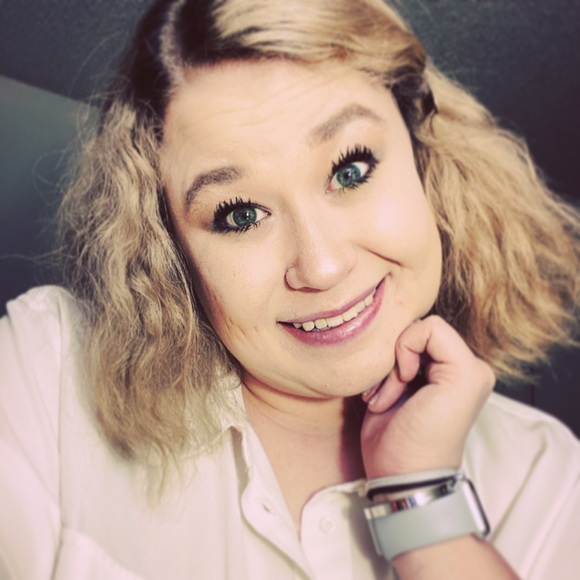 Meet your Posher, Kendall - Picture 2 of 2